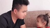 下班回家，爸爸像小情人索吻，接下来的一幕，看完千万不许笑
