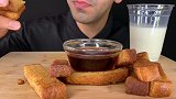 外国大叔吃超级美味的吐司搭配鲜牛奶，当作早餐太合适啦