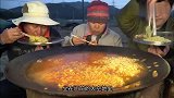 农村人就喜欢露天吃饭，一家人一锅面，大叔和胖儿子嘴都撑歪了