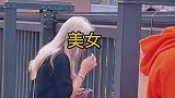外国美女拿快递全程说中文，快递小哥却用英语交流