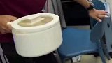 管子破裂水漫房间，手里泡面吃还是不吃呢