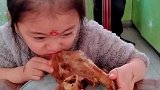 女儿啃大骨头，边啃边说太好吃了
