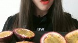 这个冰冻的百香果特别的好吃，吃起来特别过瘾！