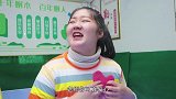 沐沐假装掉沟里，套路老师替给她拿粘土，没想偷鸡不成蚀把米