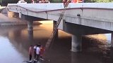 全车人都在睡觉司机疲劳驾驶打盹 4人掉河里爬车顶呼救