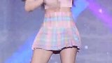 Jennie标致的脸庞和有神的双眼，简直就是神仙颜值