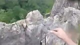 视频公司-外国人真会玩：第一视角感受在山脊上攀爬，看着都怕！