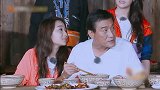 梁家辉暖心给后辈镜头，李汶翰还细心献上玉米话筒