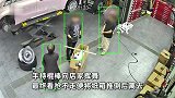 老人不经同意捡纸箱遭制止，直接动手抢夺，男子：她还动手打人，私自进店翻东西