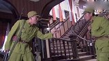男子假装发作，想从女鬼子口中套出情报，没想到还真管用