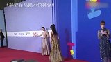 明星走红毯到底有多拼？万茜被劝离四次才离开，她直接被保安驱赶