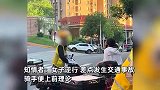 骑手与逆行女子差点相撞，女子拿起头盔砸向骑手，争执中又被男子挥拳