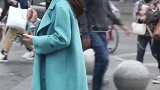 小姐姐是在跟喜欢的人聊天吗？笑得很开心，笑容简直能传染