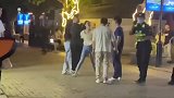 妹子，要点脸吧，大街上这么整不丢人啊？