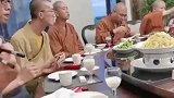 头一回见和尚下饭店，吃的都是素菜