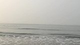 清晨的石老人海水浴场，少了人山人海，只有海浪拍打沙滩的声音