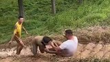 男人至死是少年，回家老婆腿打断
