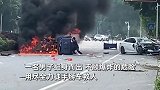 汽车相撞司机卡车内，大哥冒险将司机拉出，网友：救的是一个家庭