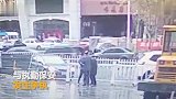 保安与业主起争执 被其推搡一把便瘫软倒地_超清