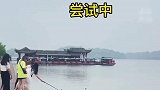 一位游客的伞掉进西湖，一群人手拉手捞伞，网友：许仙的故事？