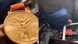 俄运动员家中失火，但废墟里扒出的北京奥运金牌连带子都完好无损