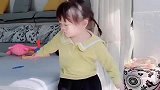 妹妹被妈妈打屁股了，下一秒，立马去找哥哥撑腰