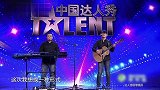 盲人歌手演唱《山丘》，安安静静用心歌唱，真正的音乐人