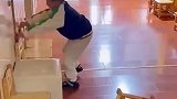 男孩在幼儿园闹脾气，边推凳子边看老师试探底线