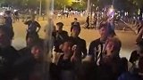疑似部分武汉球迷赛后冲击天津球迷的接驳大巴