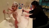 妈妈给宝宝洗泡泡澡，结果小宝宝跳起了动感摇滚，瞬间萌翻了