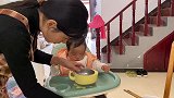玥玥在家憋的慌，婷婷带她去找大姨玩，坐门口看人来车往也开心