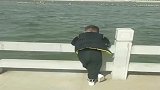 带侄子河边玩耍，无意之间拍下这一幕，咱也不敢过去问！