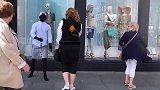 男子假扮人体模特捉弄路人，路人非常惊讶