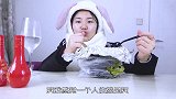 单身妹子喝酒上瘾，下班后喝了2瓶江小白都没过瘾，喝的真豪迈！