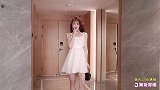 纯白色吊带连衣裙，让你变得清纯又淑女，非常的简约大方