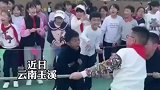男孩为班级拔河比赛加油，过于激动被老师直接抱走