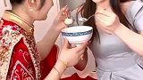新娘出嫁前，姐妹俩吃分家饭笑着笑着就哭了