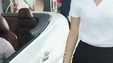 小伙子要带美女去兜风，看美女怎么说