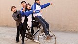 “二八大杠”应该怎么骑？学生骑法千奇百怪，阿宝竟被横梁困住了