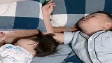 妹妹非要粘着哥哥睡，半夜听见哭声，过来一看，真是哭笑不得啊