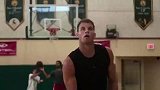 篮球-14年-格里芬训练营认真备战 大秀花式远投神技-新闻