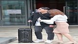 别看美女身材很瘦，手上的力气一点也不小