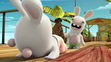 穿着大裤头的兔子见同伴穿着比基尼炫耀，急的它上前就去抢夺