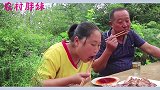 胖妹对公公孝顺，老公公打工胖妹炖百元猪头践行，亲爹没有这待遇