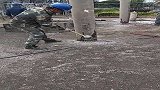 电工小哥笑坏了，想不到电线杠里面藏着这么多水，厉害了！