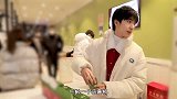贺峻霖拆盲盒拆到马嘉祺，马哥：你们都有双眼皮，为什么我没有？