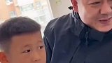 儿子心疼爸爸几年没新衣服穿，找妈妈理论