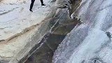 男子冰瀑前摆拍，下一秒直接滑进水里