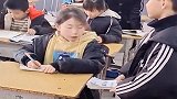 男同学收作业和女同学收作业的区别，你们班有吗笑的肚子疼