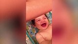 小宝宝看见水，就忍不住开怀大笑，好活泼啊！